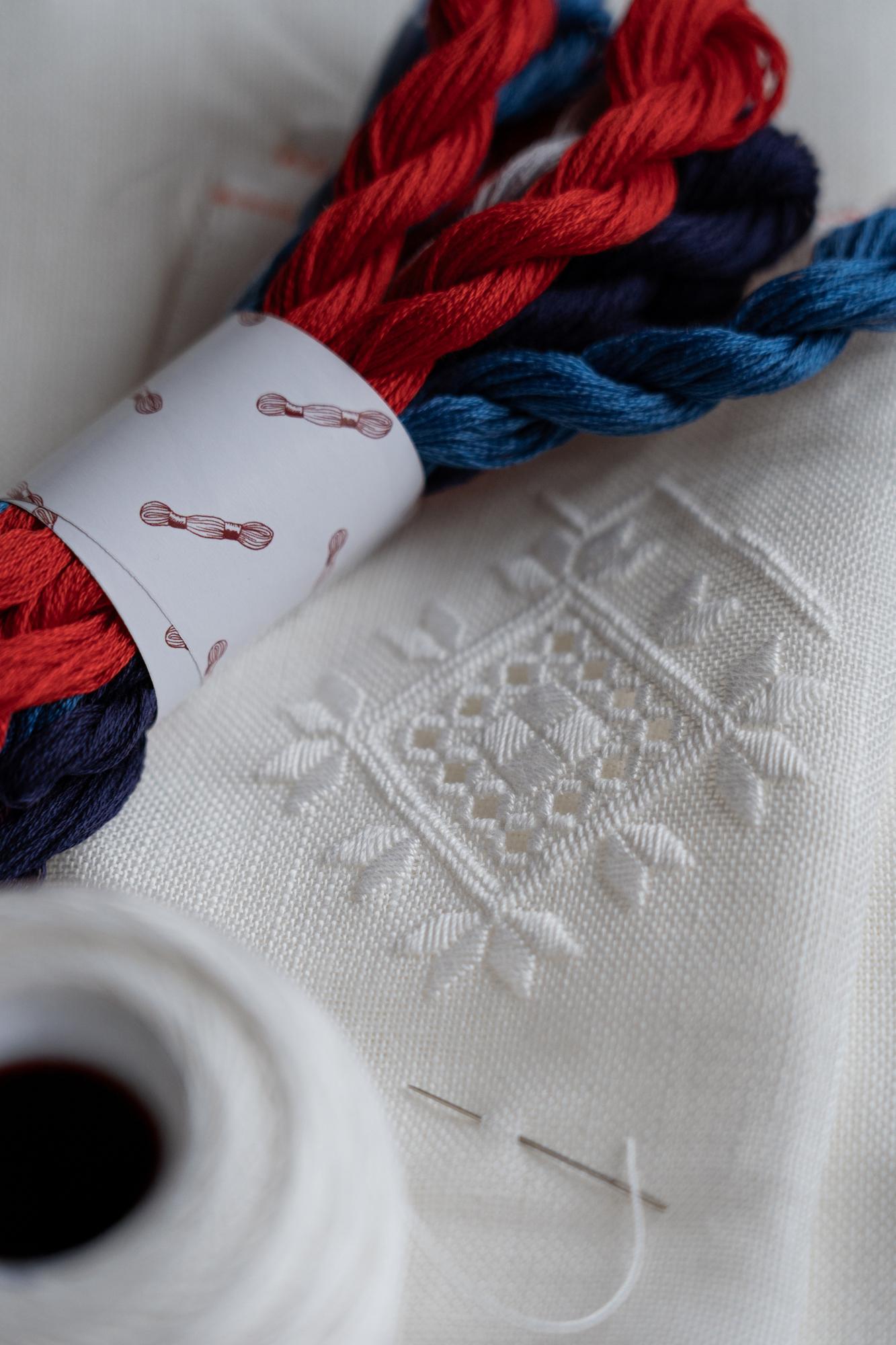 Rankų vėriniai — vishivka atelier logo